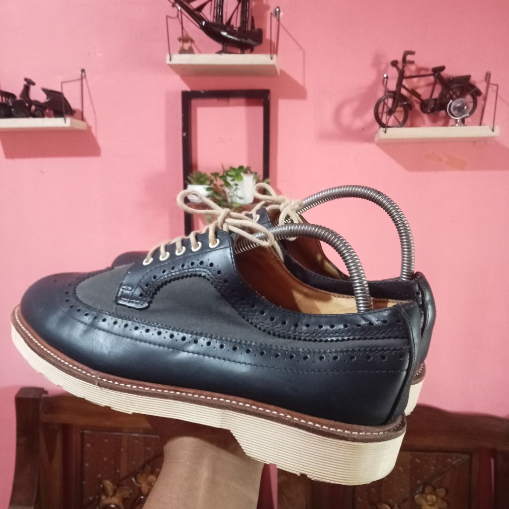 Sepatu Dr. Martens