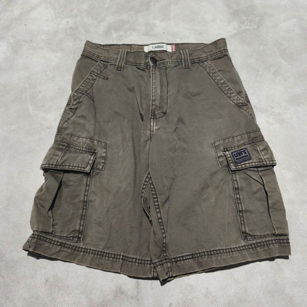Celana pendek cargo pria levis hijau army