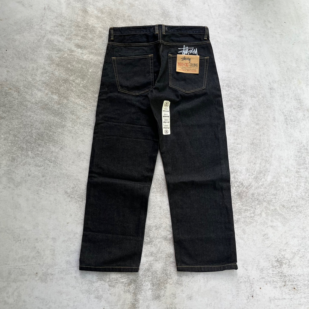 Big OL jeans Stussy BNWT  Size : 33 Lingkar pinggang : 90 Panjang : 109 Openleg : 23 Kondisi : BNWT 