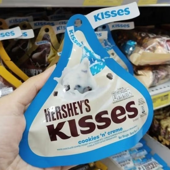Coklat HERHSEYS KISSES Cookies & Creme - Surabaya