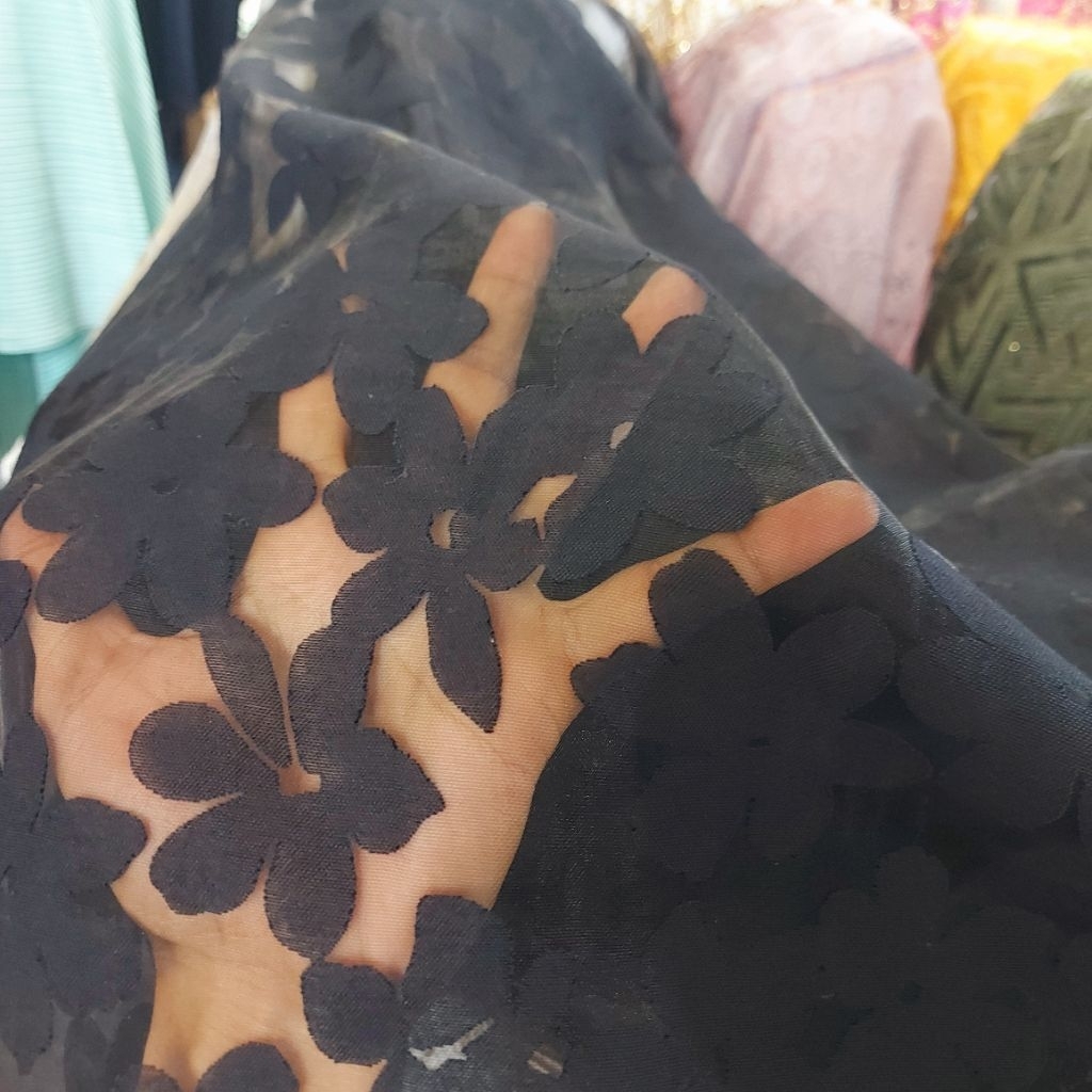 kain organza premium - kain organza motif bunga- kain organza butik - kain organza katun (hitam) 0-1