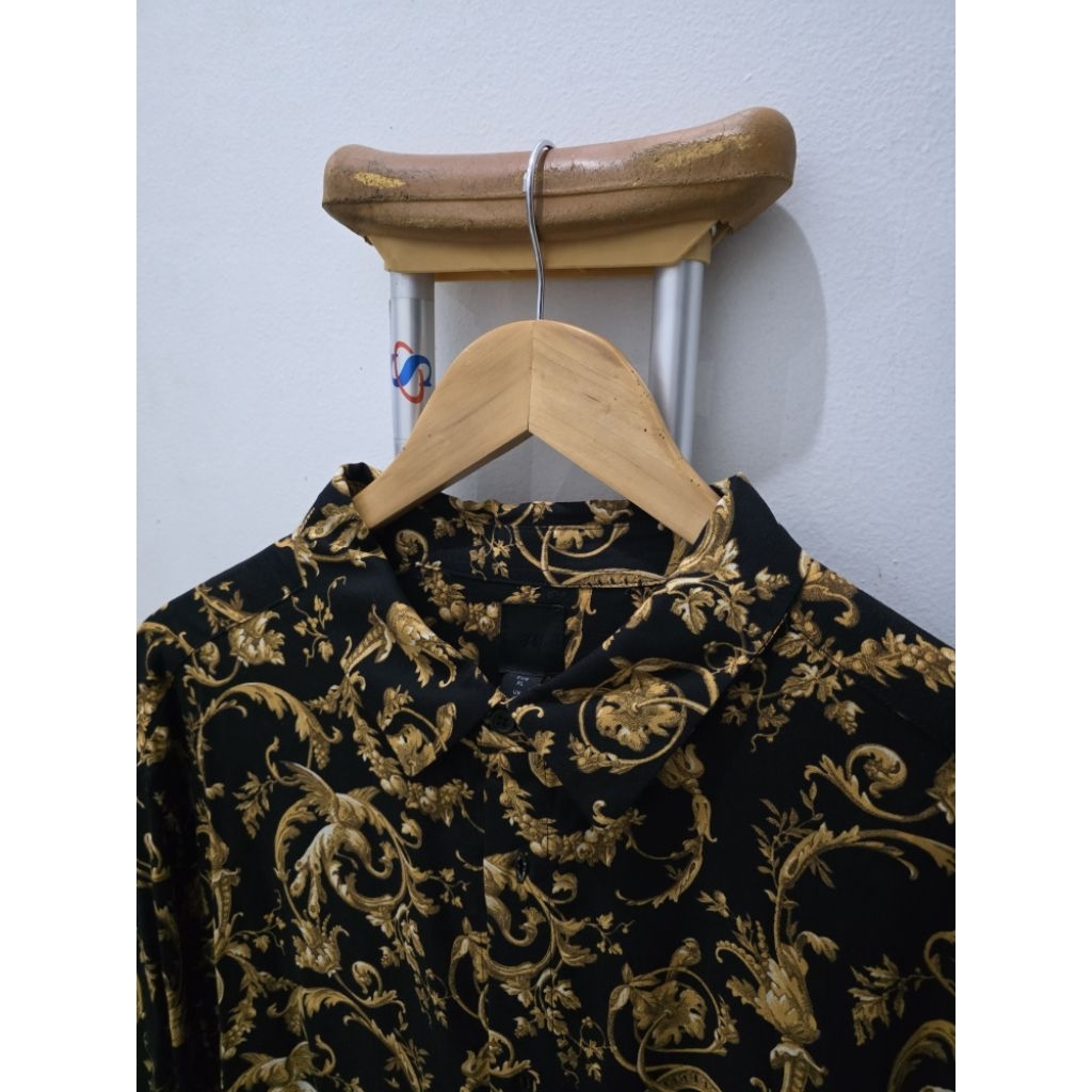 H&M black and gold silk pattern. Limited Product. 100% original. Size XL. Baju kemeja mahal pria bua