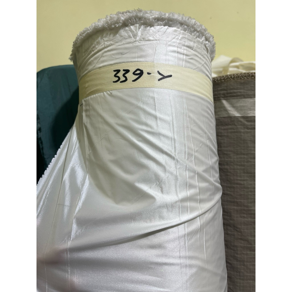 kain parasut halus lembut tipis warna putih tulang