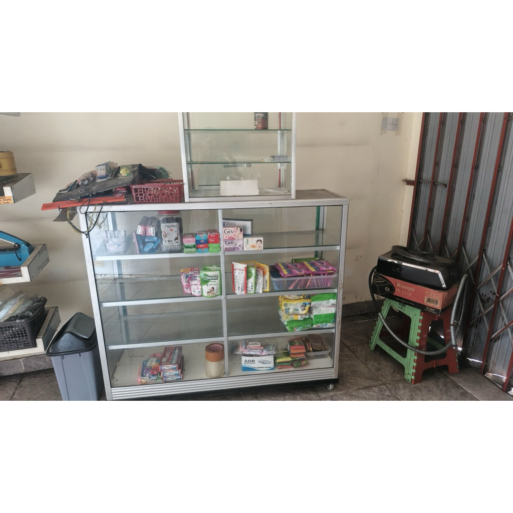 Etalase/ kabinet Jualan dari kaca bening buat toko