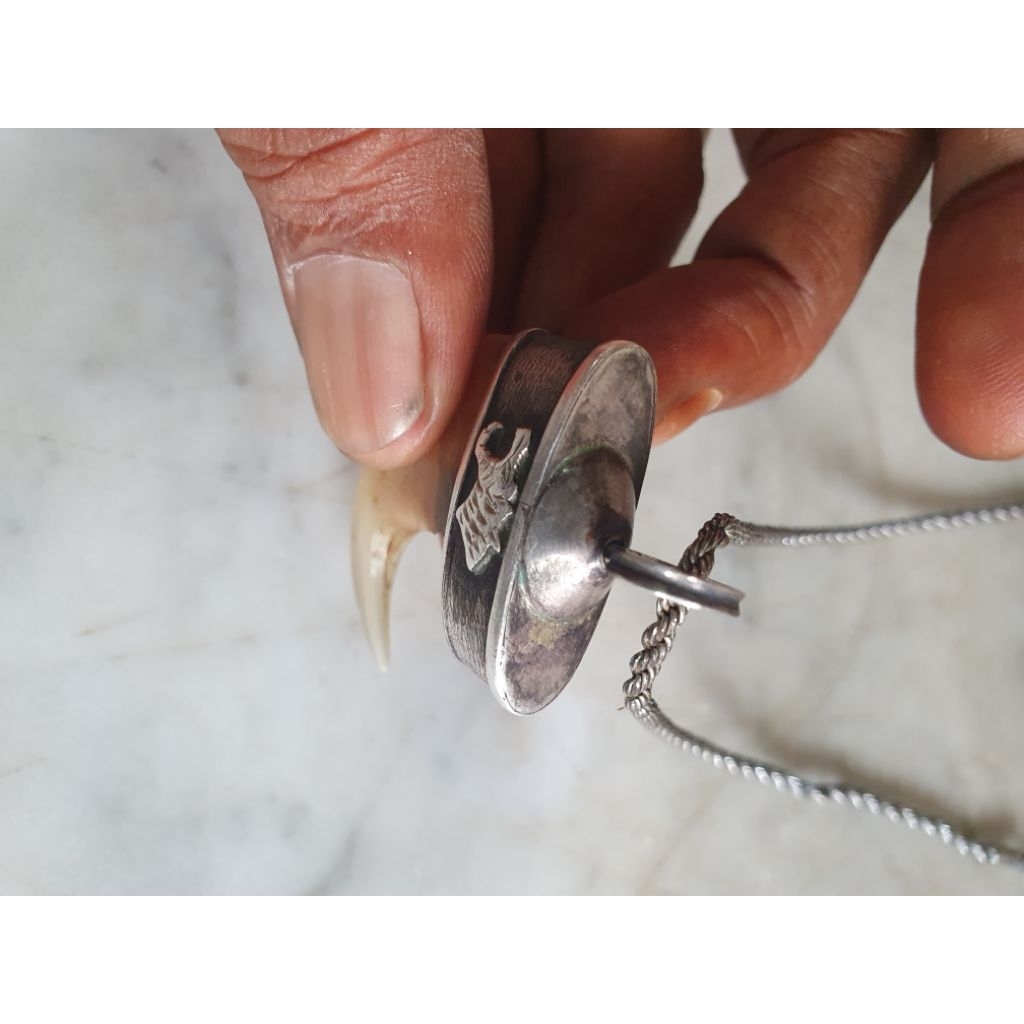 liontin antik kuku mulus