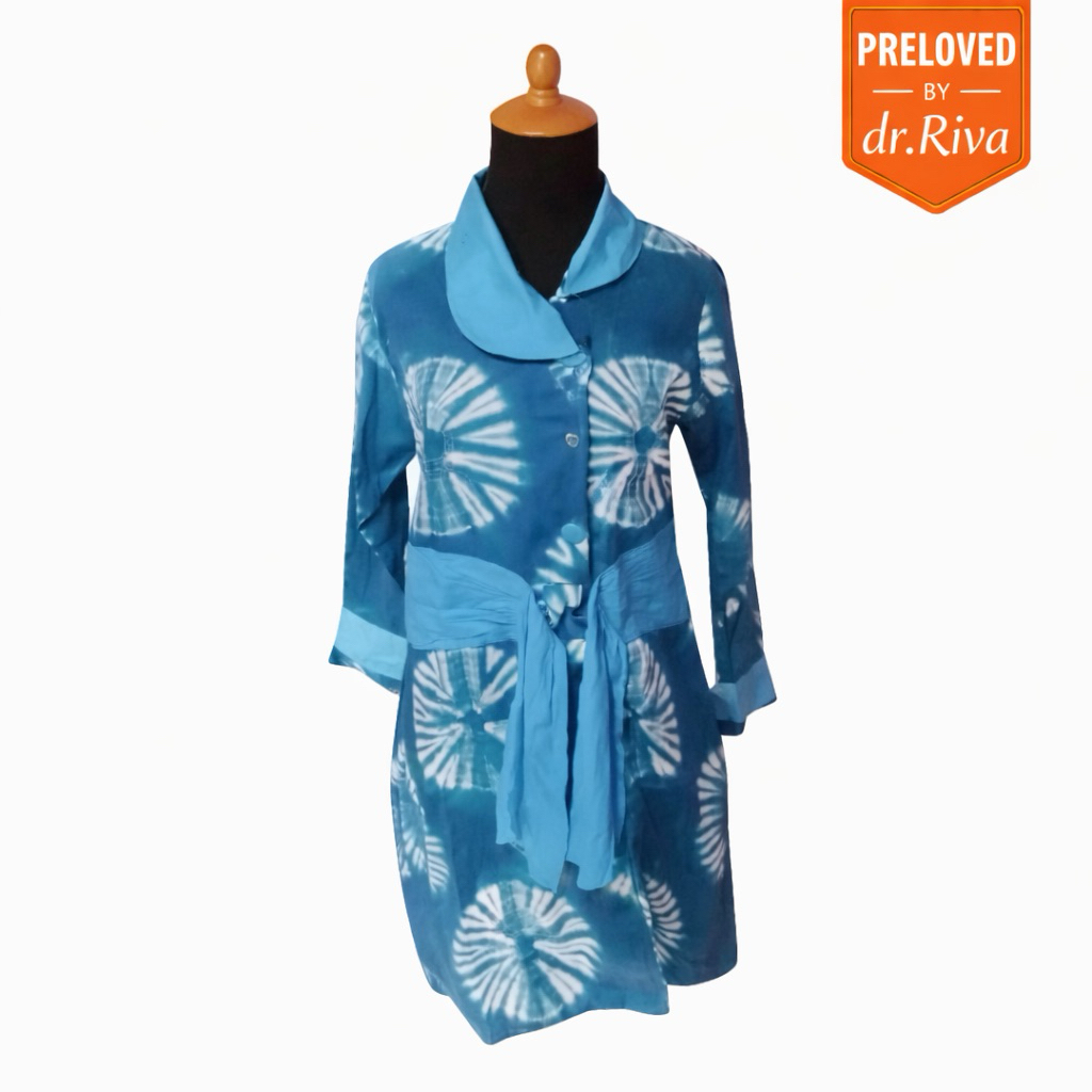 PRELOVED BY dr. Riva — Batik Outer Wanita Lengan Panjang Biru Muda (Fit L Besar)