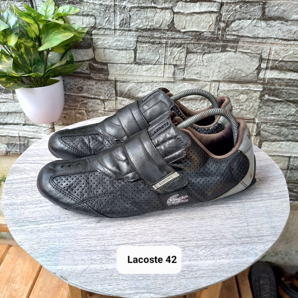 Sepatu second pria kulit merk Lacoste size 42 inso27cm