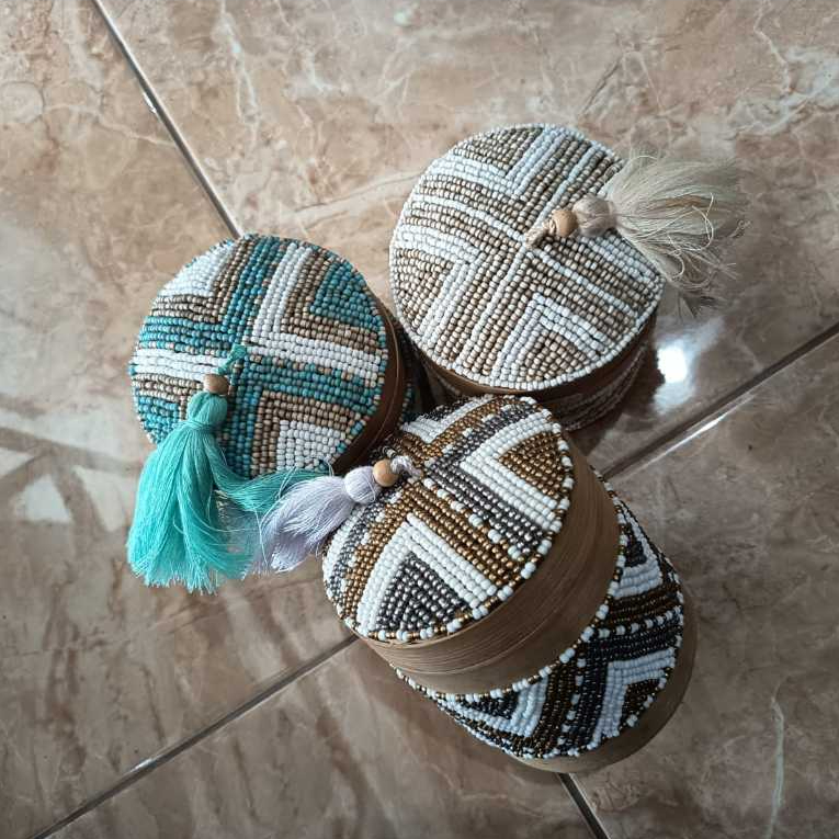 kotak anyaman manik-manik Bokor Payet atau Sokasi Manik-manik Bali