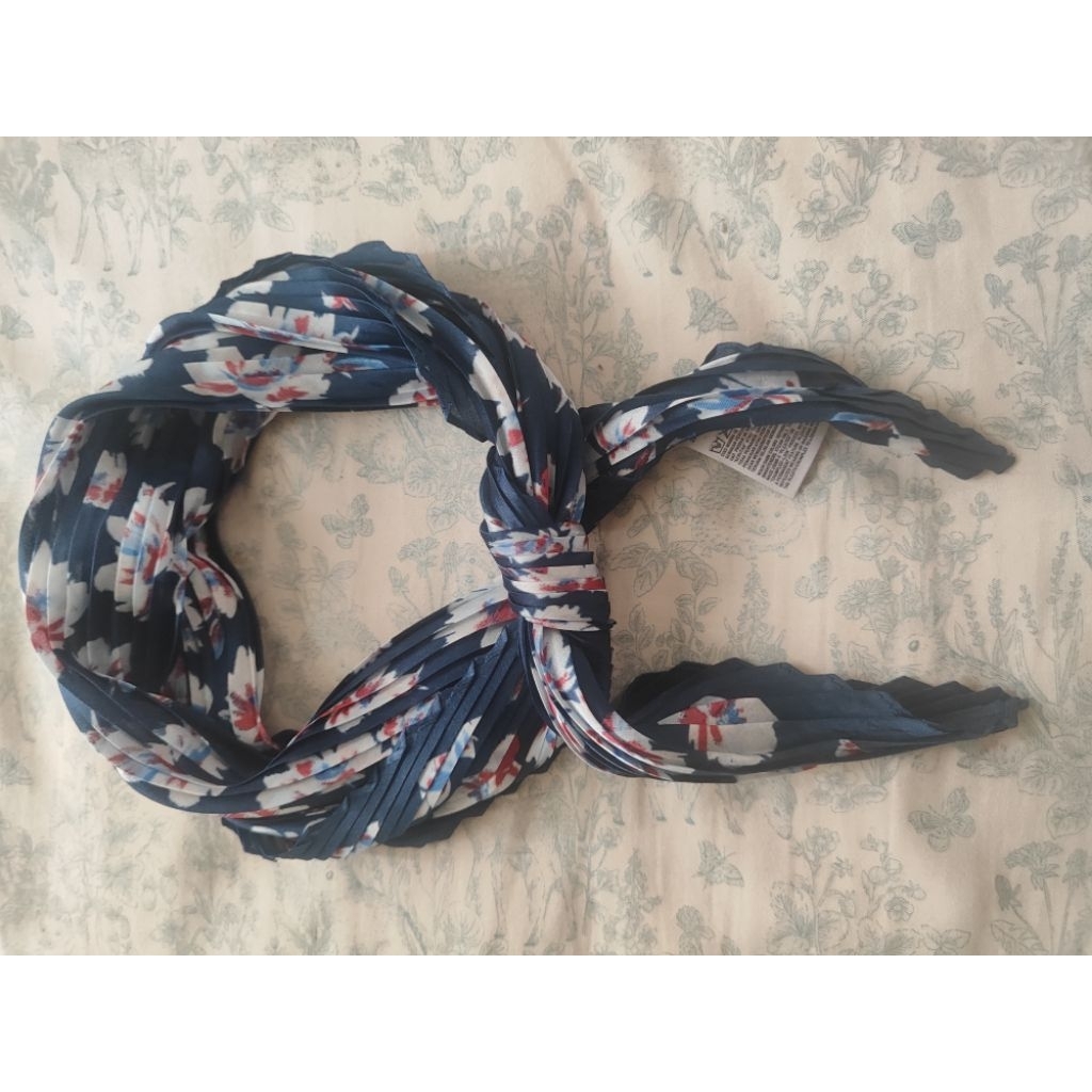 Syal Leher Pendek Uniqlo - Preloved