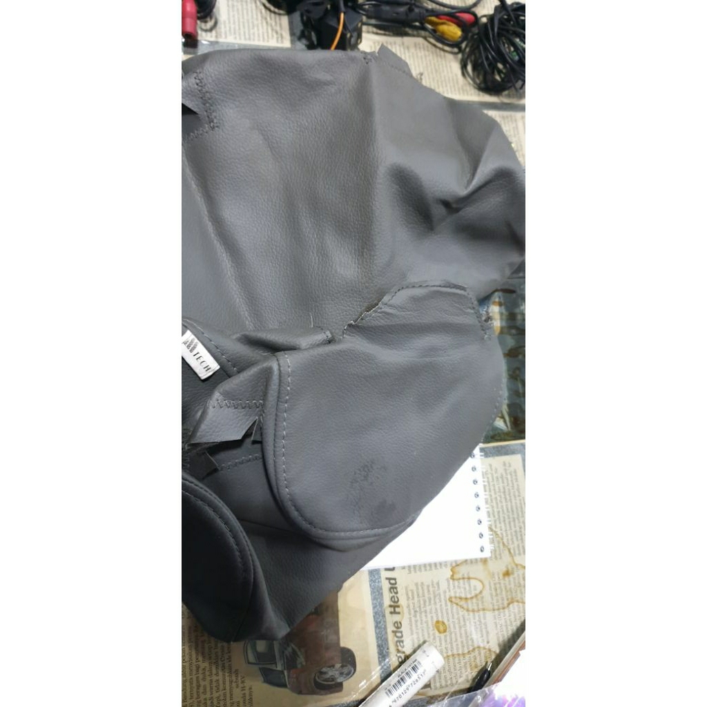 Cover Bantalan Headrest sandaran kepala TV Mtech mobil warna abu2 bekas sepasang