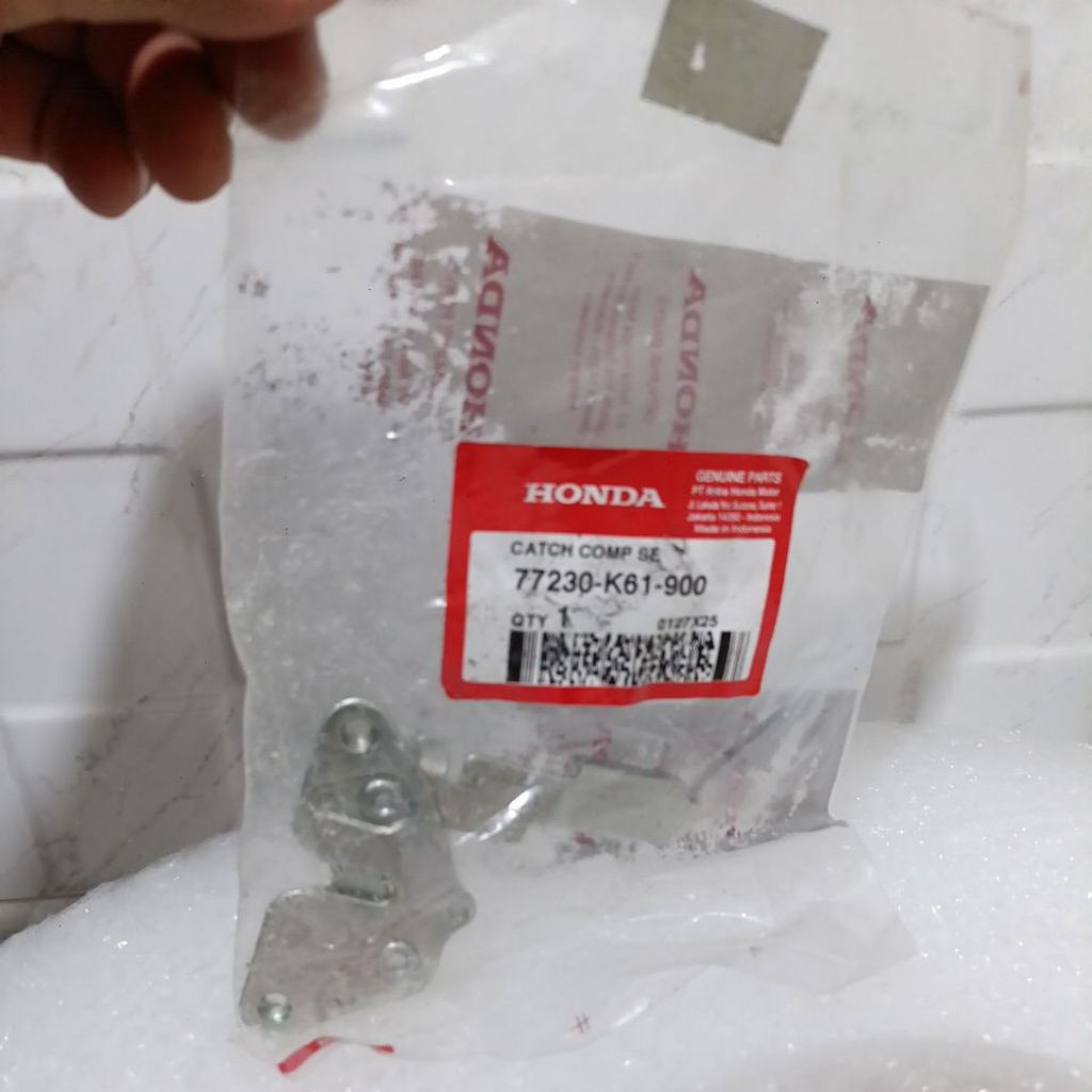 77230 K61 900 KANCINGAN ENGSEL DUDUKAN KUNCI JOK BEAT POP ESP original