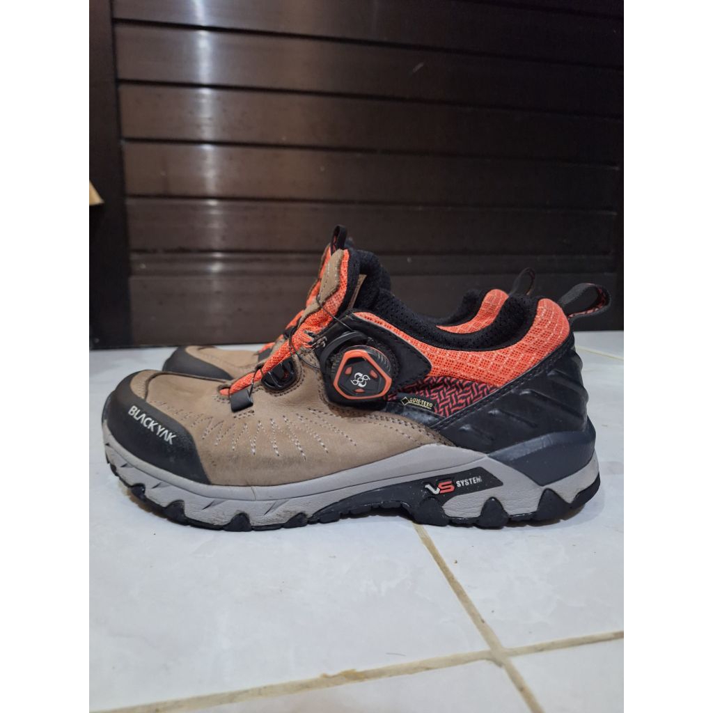 sepatu outdoor bekas BLACK YAK size 39,5 25cm
