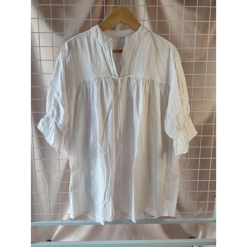 Blouse putih lengan balon