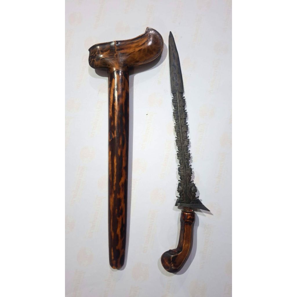 Keris lurus omyang jimbe tumpuk pitu