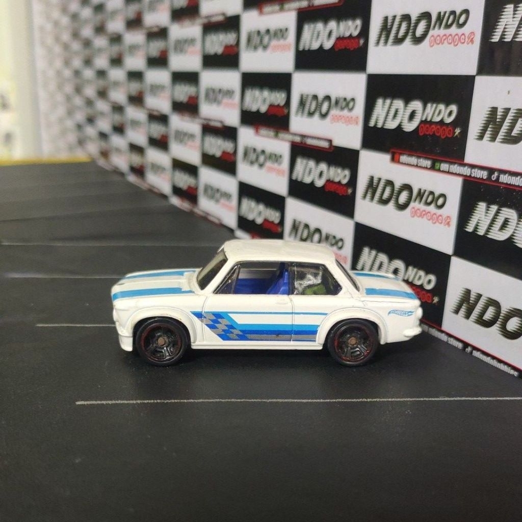 Hot Wheels BMW 2002 White 2nd Loose - 2016 BMW Series