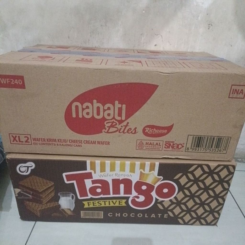 Aneka jajanan lebaran kalengan