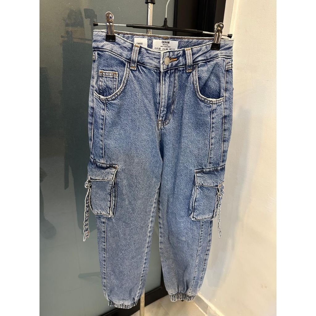 Celana cargo Bershka. diskon 25%