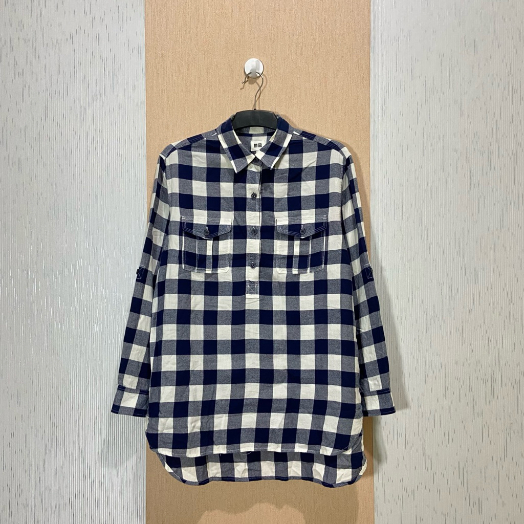 Flannel Shirt UNIQLO Women Half Button / Flannel Uniqlo Wanita / Size L