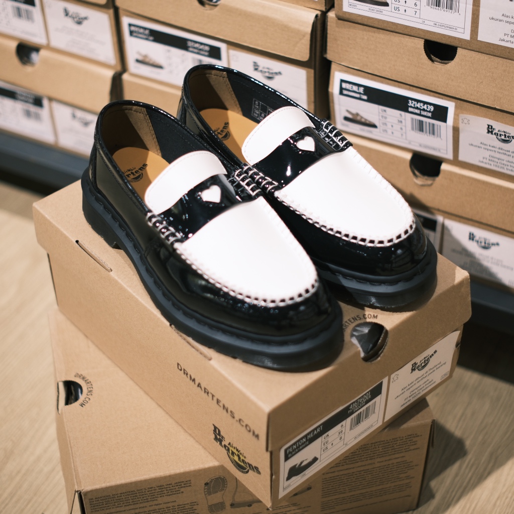Sepatu Dr. Martens Penton Loafer Heart - Black Patent Lamper