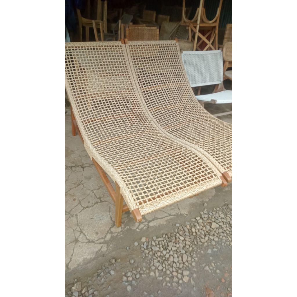 kursi lonjer pantai dari bahan rotan sintetis