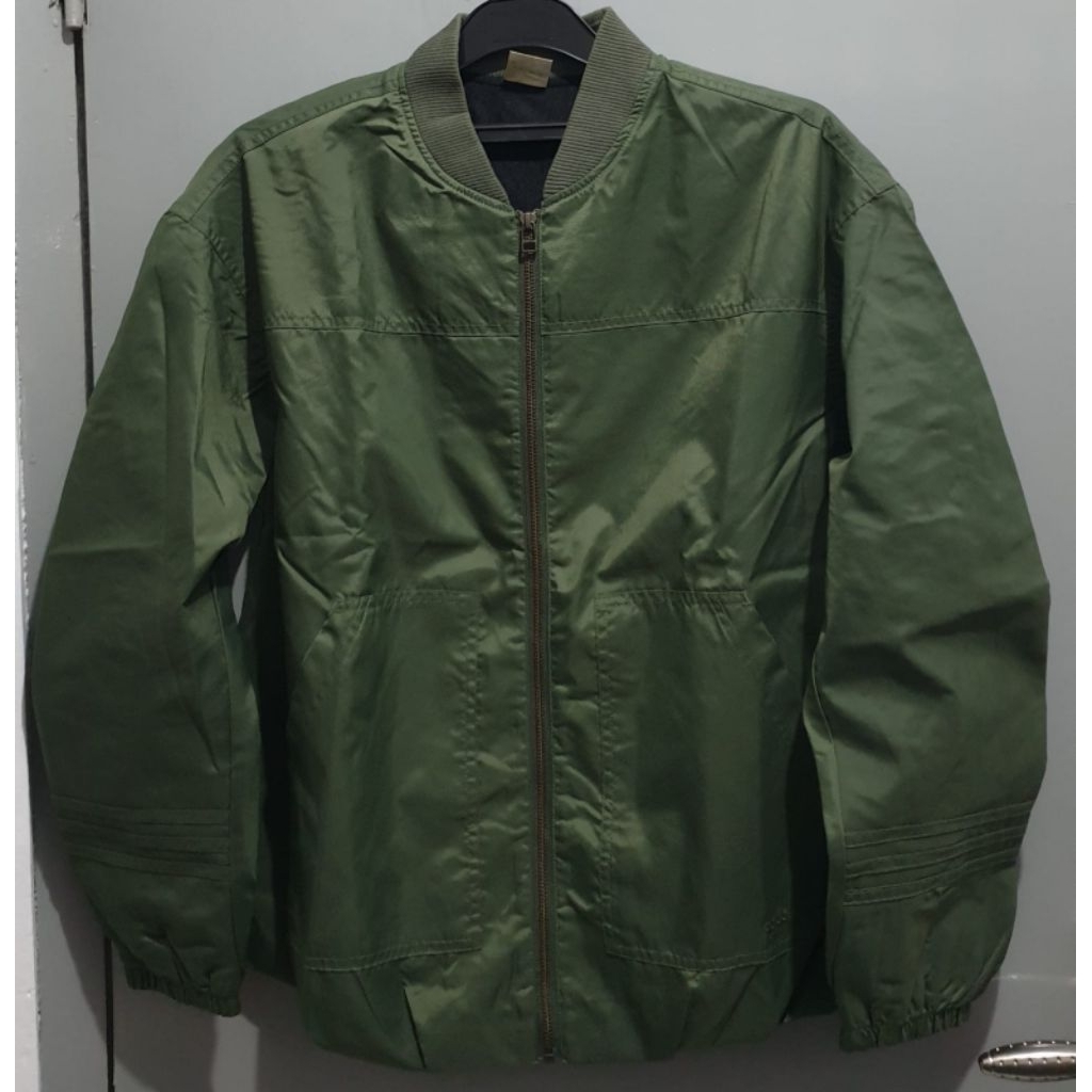 Preloved jaket olahraga hijau tua