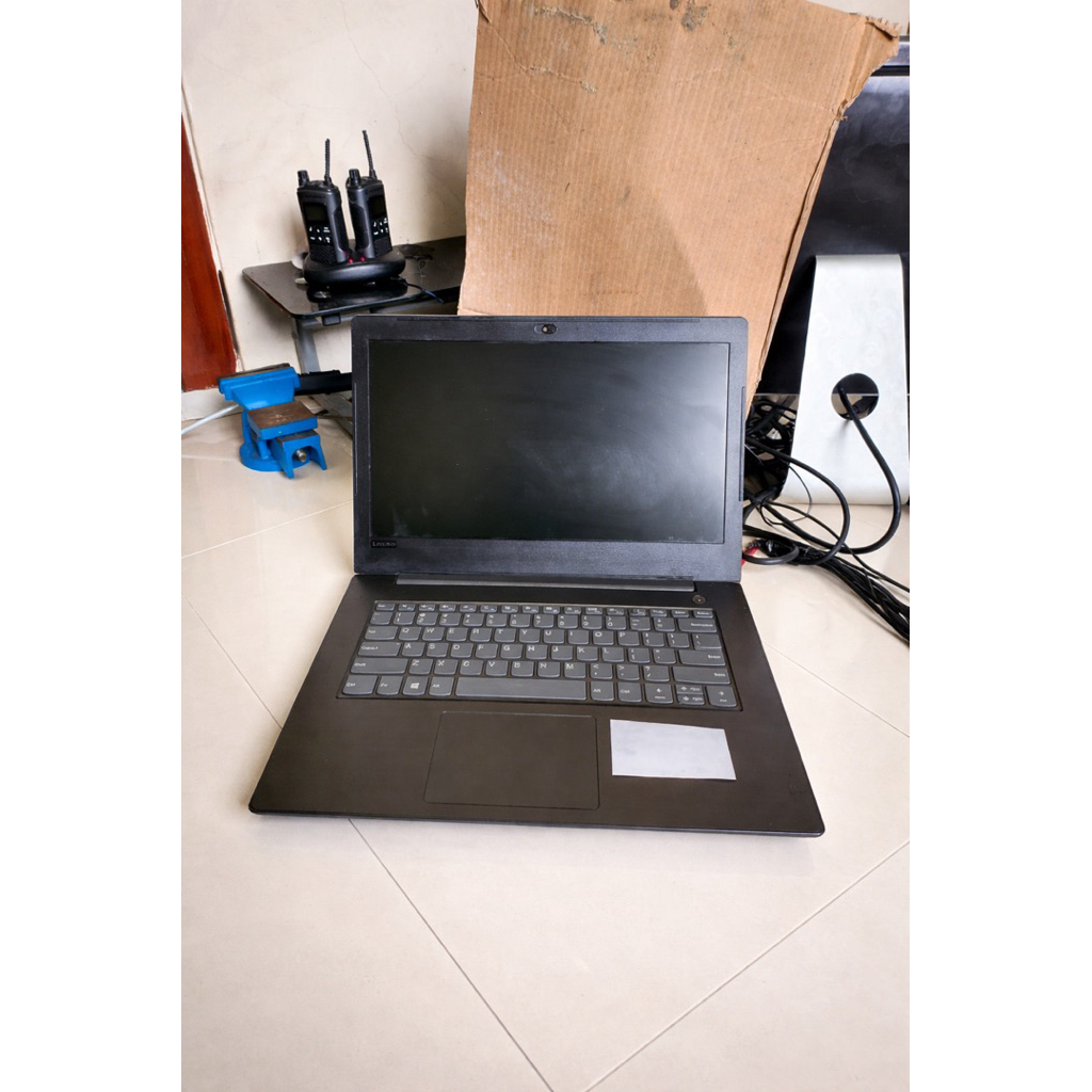 Lenovo V330-14IKB Core i3 7130U Tanpa Ram/HDD Laptop Kerja Harian