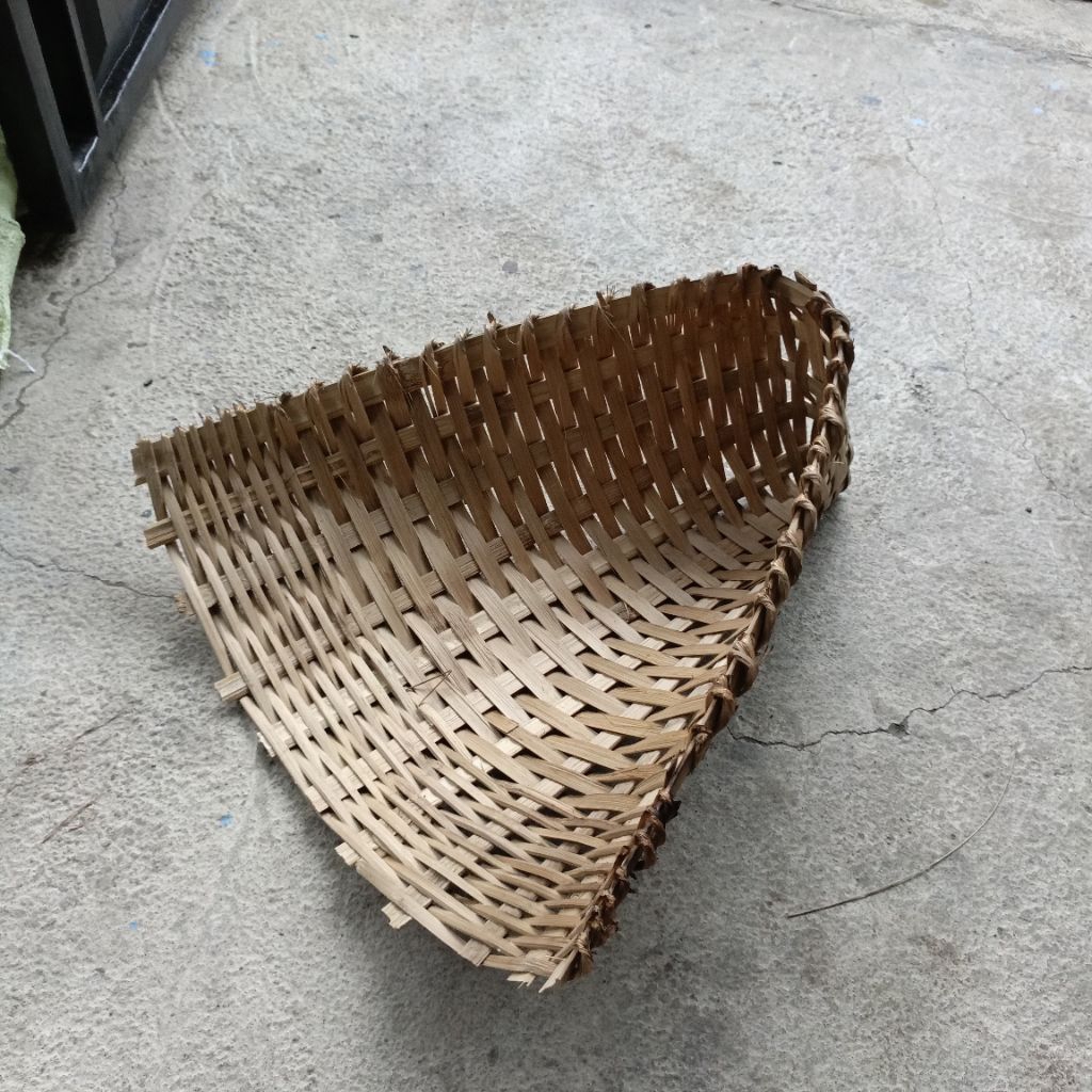 cikrak anyaman bambu tradisional untuk sampah dan angkut tanah