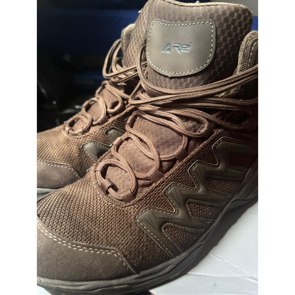 sepatu outdoor arei Montreal second preloved