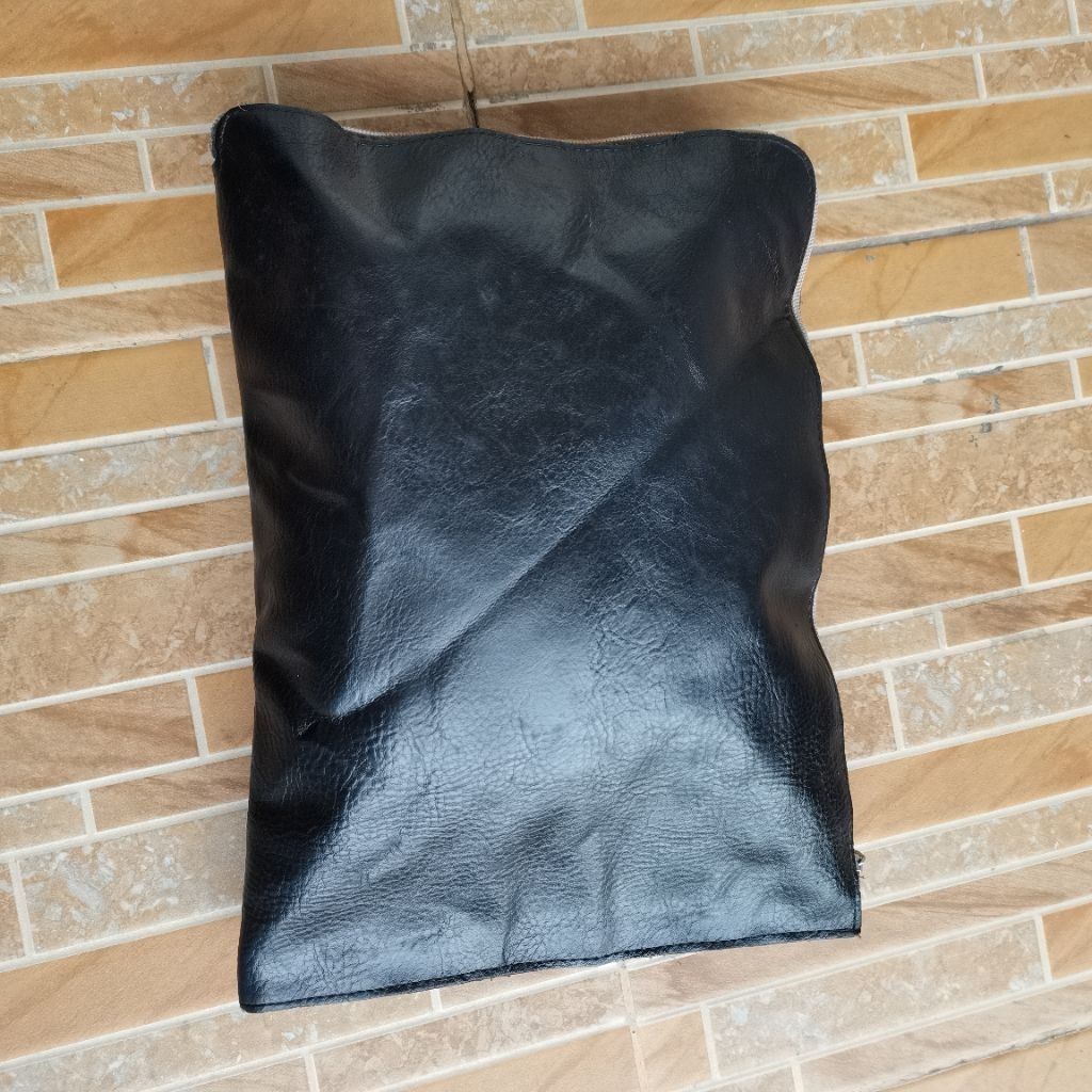 1329. TAS POUCH KULIT ASLI WARNA HITAM  PRELOVED