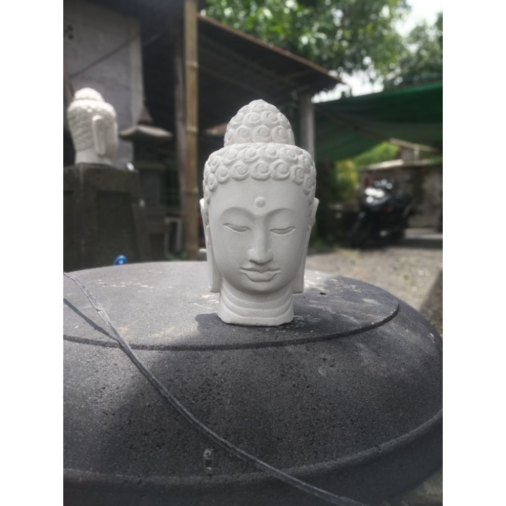 patung kepala Buddha