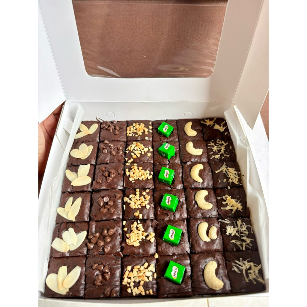 Fudgy Brownies sekat 20x20 cm isi 36 potong mix topping