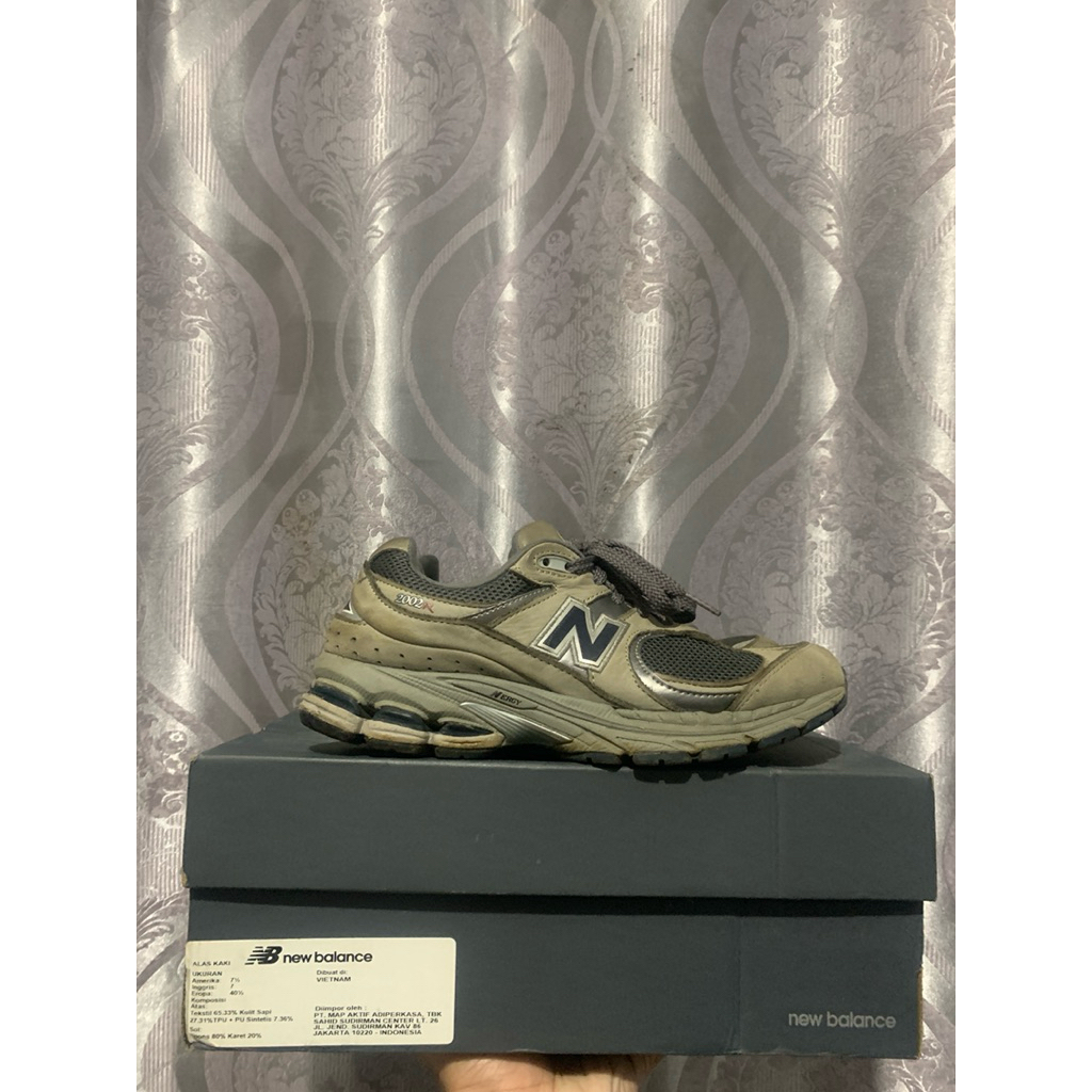 New Balance 2002r