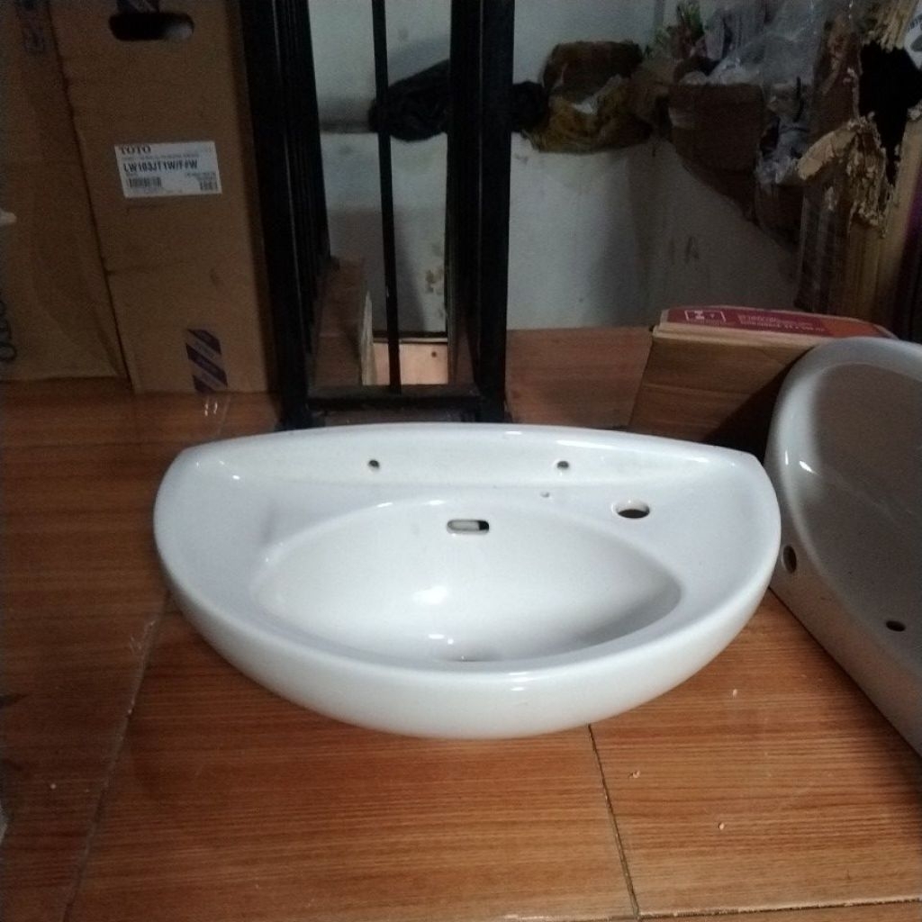 Wastafel cuci tangan Toto wastafel Toto L34 warna putih body only bekas