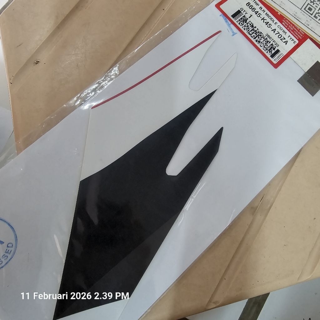Stripe B mid cowling honda CBR 150R 2021 kanan. 86645-K45-A70ZA