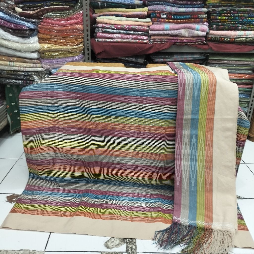 SELENDANG+SARUNG HARUNGGUAN WARNA DASAR COKLAT SUSU.