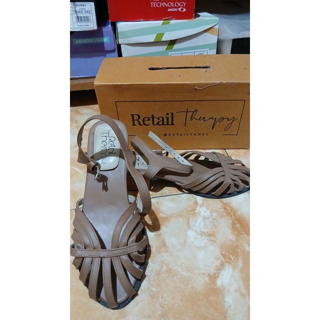 sepatu retail therapy