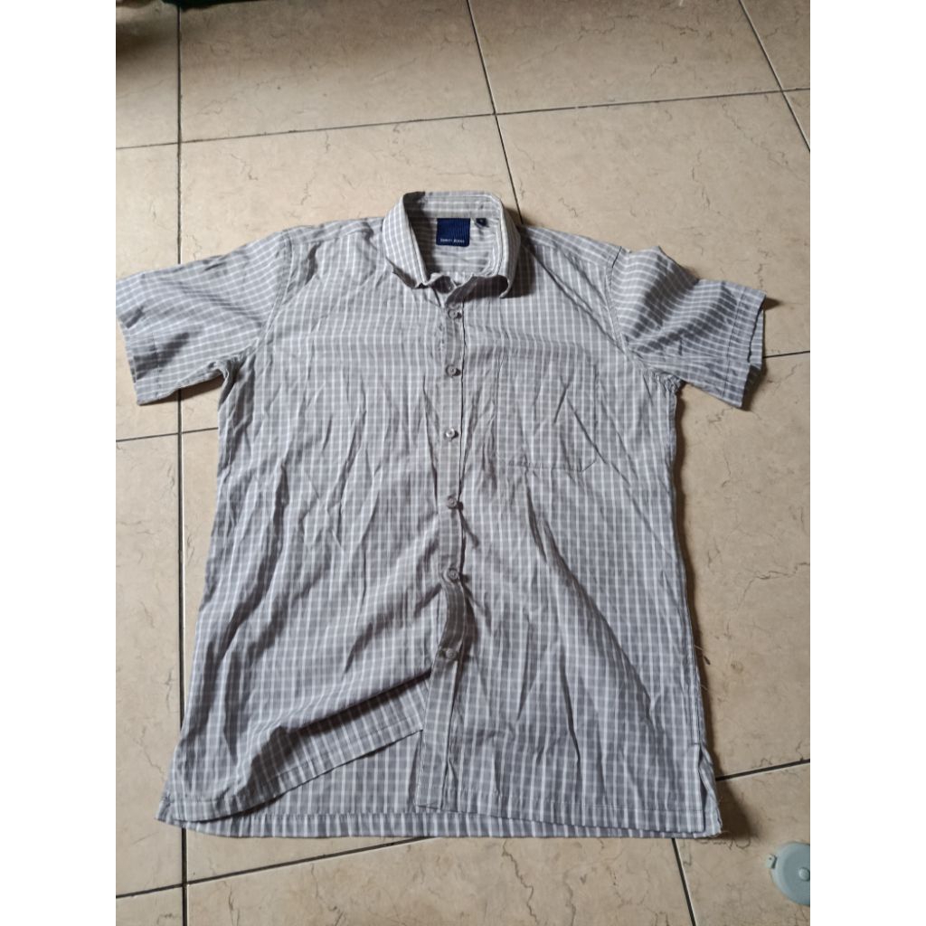 baju kemeja lengan pendek kotak abu pria preloved/bekas