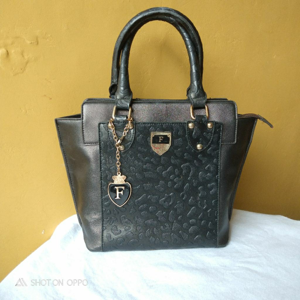 Tas Preloved FURLA Black//Handle Bag, Selempang//T26cm, P36cm, Lebar Alas 11cm//Kulit