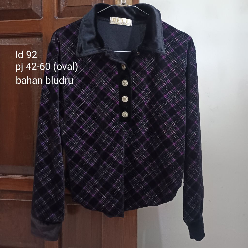 Preloved pl blouse kancing bludru hitam motif kancing mewah atasan wanita