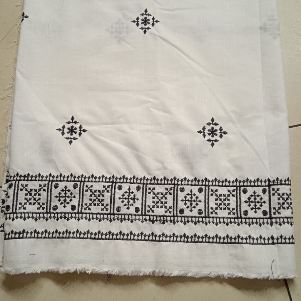 BAHAN KAIN KATUN BORDIR IMPORT ORIGINAL MOTIF PINGGIRAN BAWAH WARNA PUTIH BERSIH