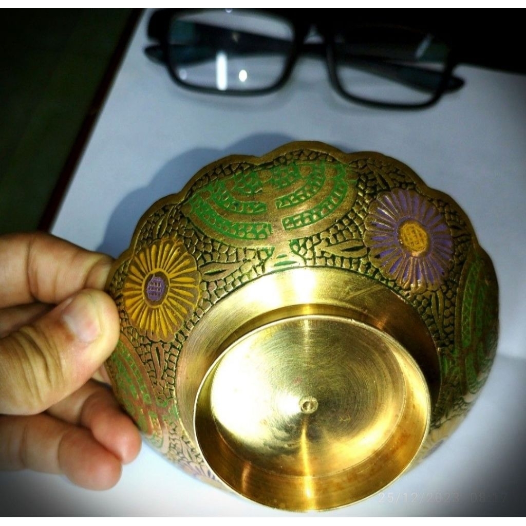 Bokor/wadah kecil lawas, kuno, antikBahan kuningan lama ada motif daun warna warni import Israel