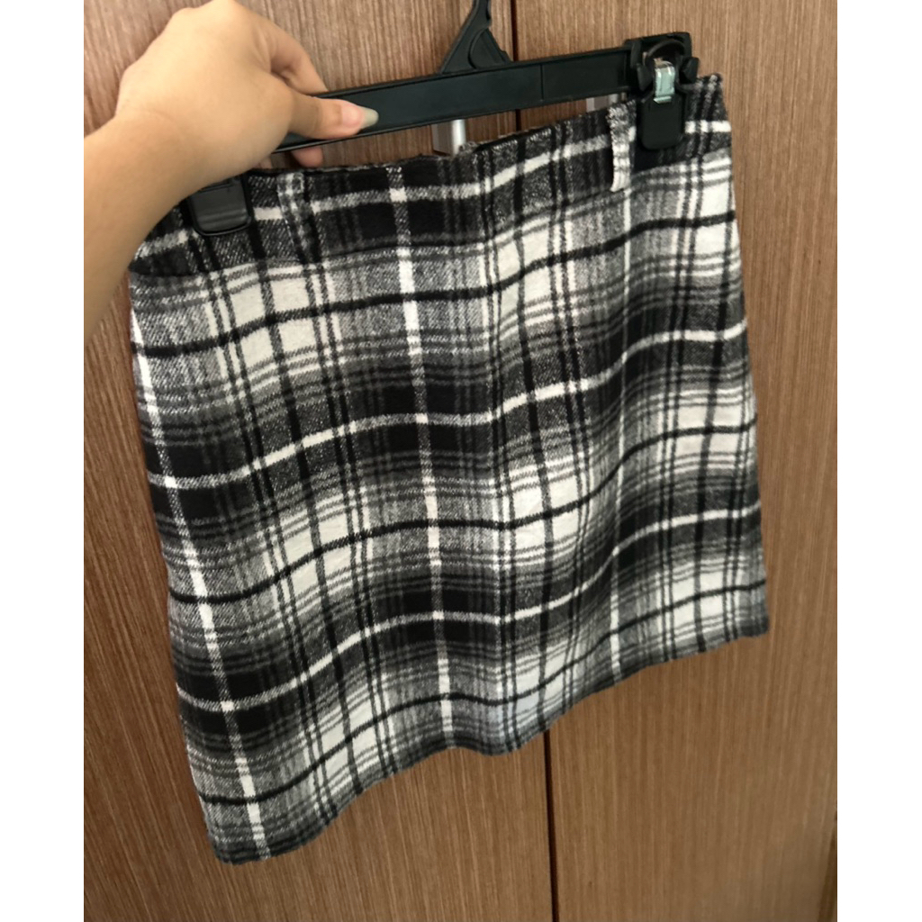 ingni rok fuzzy wool flanel plaid hitam putih