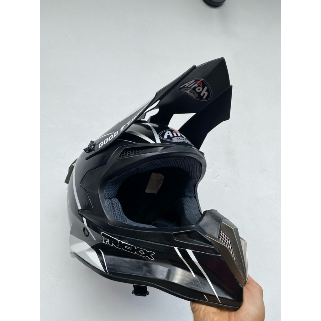 helm trail airoh replika sangat ringan dan kuat sangat enak di pake offroad adventure trabas karna r