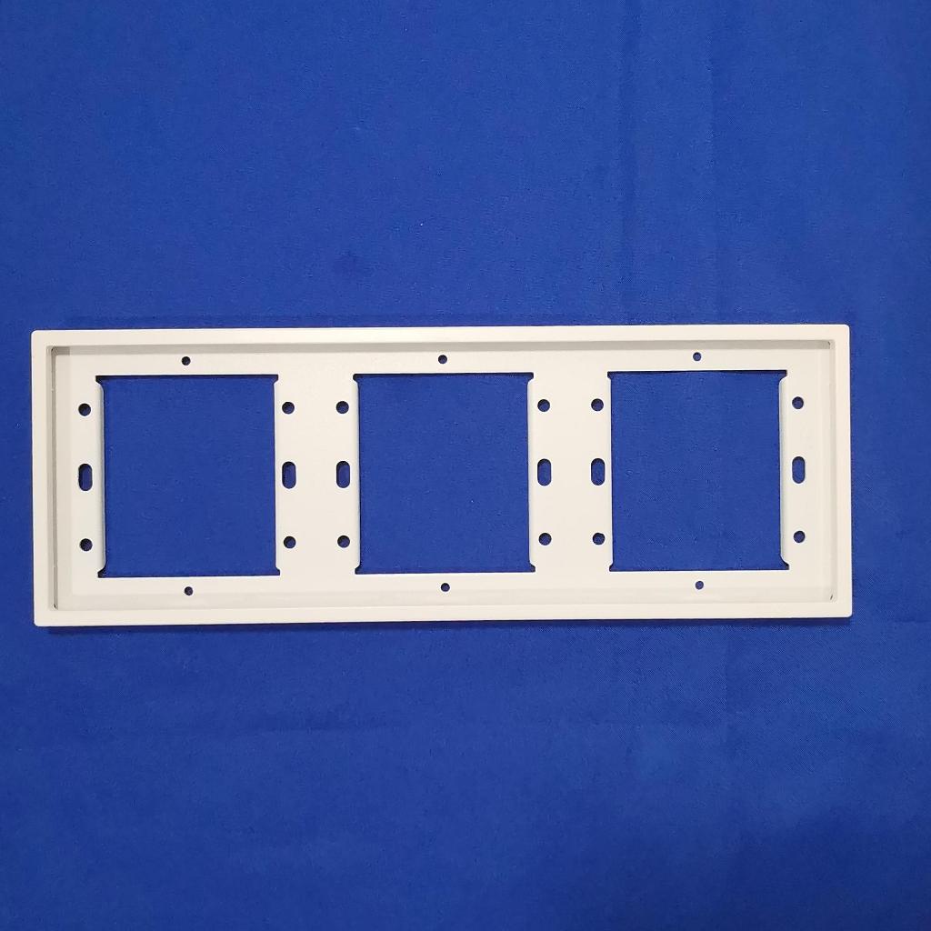 700630N Frame Saklar Stop Kontak 3 Gang I7 White Simon