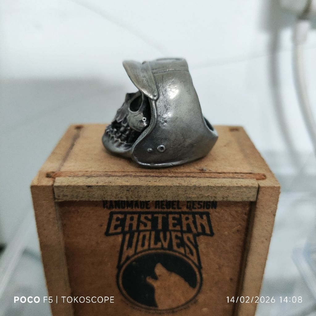Cincin tengkorak biker skull ring Eastern Wolves langka.