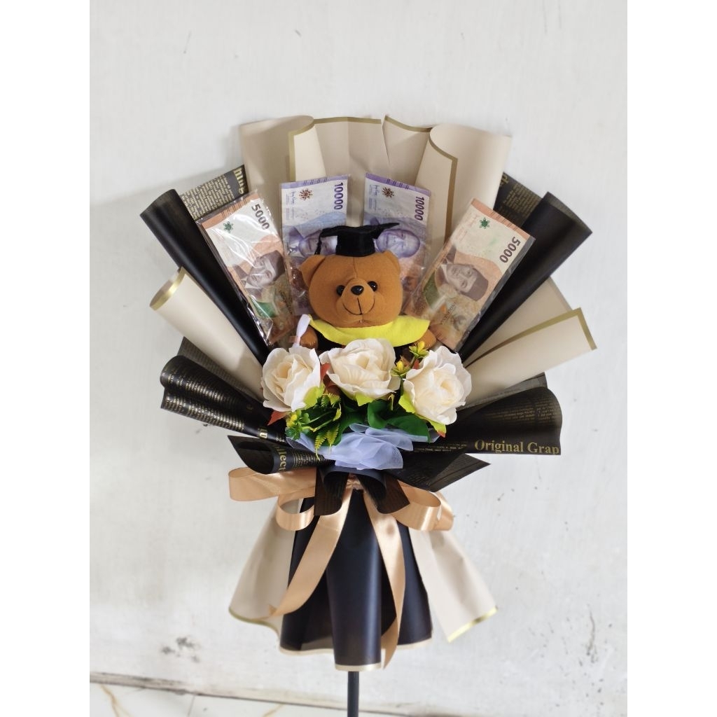 buket boneka wisuda disertai uang palsu estetik