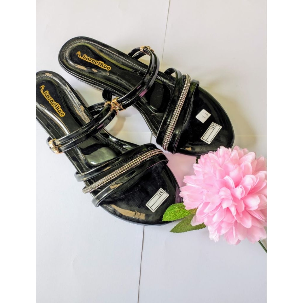 kasoetkoe sendal flat hitam