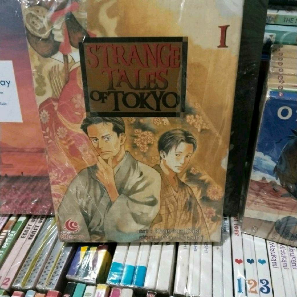 komik strange tales of Tokyo 1 - 4