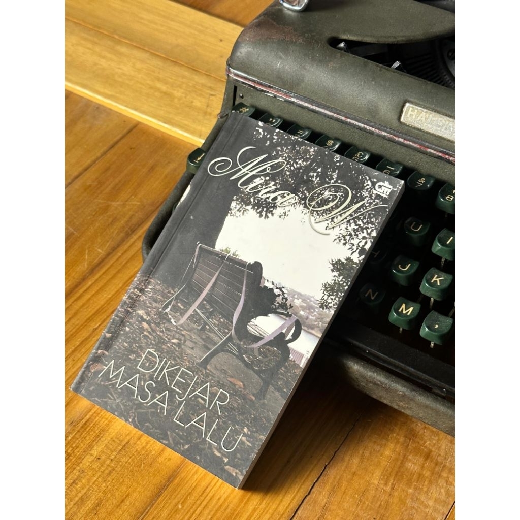 Buku Dikejar Masa Lalu - Mira W.