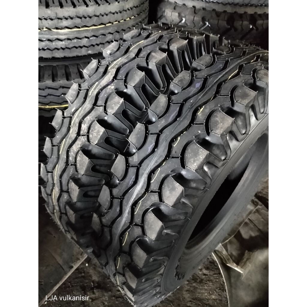 Ban vulkanisir panas ukuran 750-16 motif kasar MRF M77